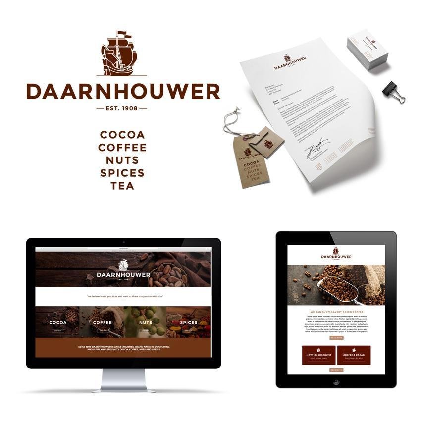 Dit is een collectie van beelden van het nieuwe logo en de vernieuwde huisstijl van Daarnhouwer. We zien het bruine VOC-schip en bruine letters Daarnhouwer. Daaronder staan de woorden cocoa, coffee, nuts, spices, tea. Naast het logo ligt het briefpapier met clip en kaartjes. Daaronder zien we een website van Daarnhouwer en een nieuwsbrief op een zwarte iPad. De restyle van het logo en de huisstijl werd bedacht, gemaakt en ontworpen door Activates merkversterkend reclamebureau uit Sassenheim in vast dienstverband van Onze Kapel uit Haarlem.